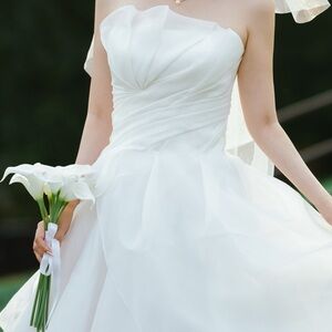 Elegant White Strapless Wedding Dress